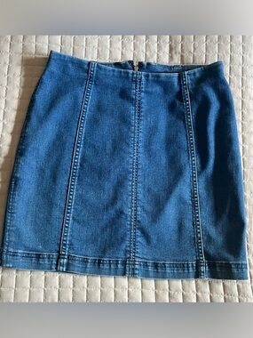Free People - blue stretch modern femme mini jean skirt, sz 8 S/M